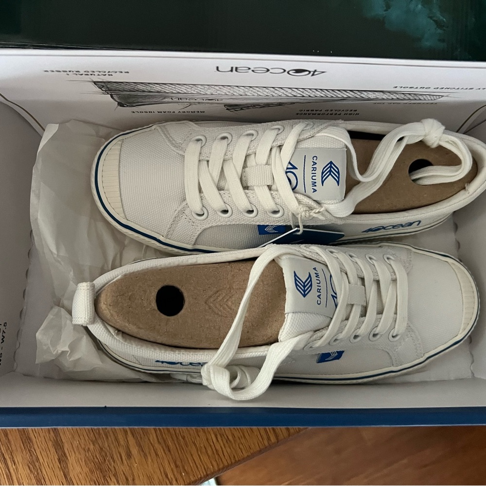 Women’s white Cariuma tennis shoes NIB